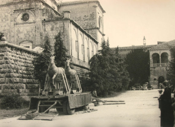 i-cavalli-di-san-Marco-ricoverati-sotto-la-chiesa-riprendono-la-strada-per-Venezia-luglio-1944